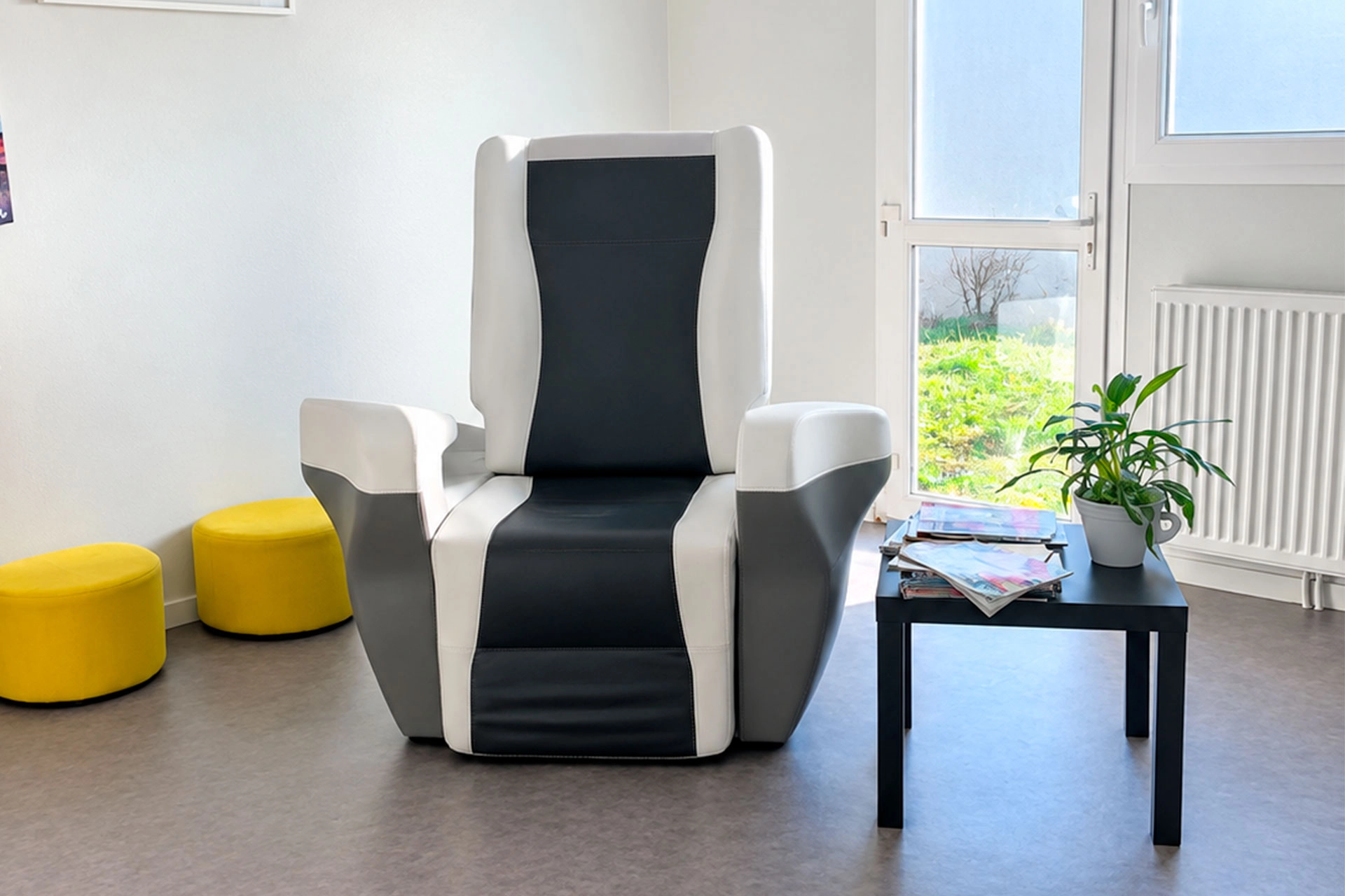 Photo d'une salle de consultation au centre de rééducation du périnée du Marais, photo du fauteuil PelviCenter, qui permet aux patients de faire leur rééducation du périnée de façon habillée et non-invasive en restant assis sur le fauteuil