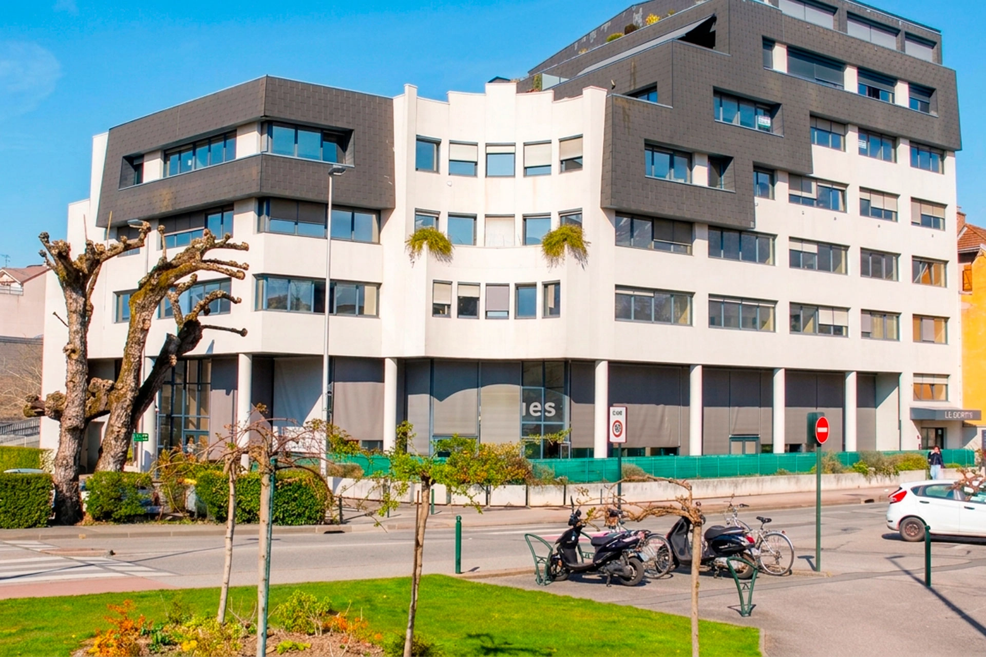 Photo du bâtiment le Zenith d'Aix-les-Bains où se trouve le centre de santé du Marais d'Aix-les-Bains