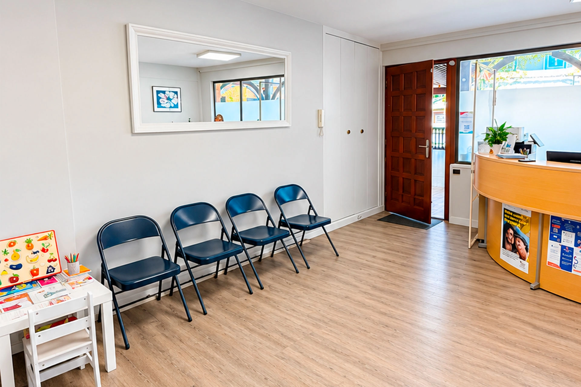 Photo de la banque d'accueil et de la salle d'attente du centre de santé du Marais de Montluel