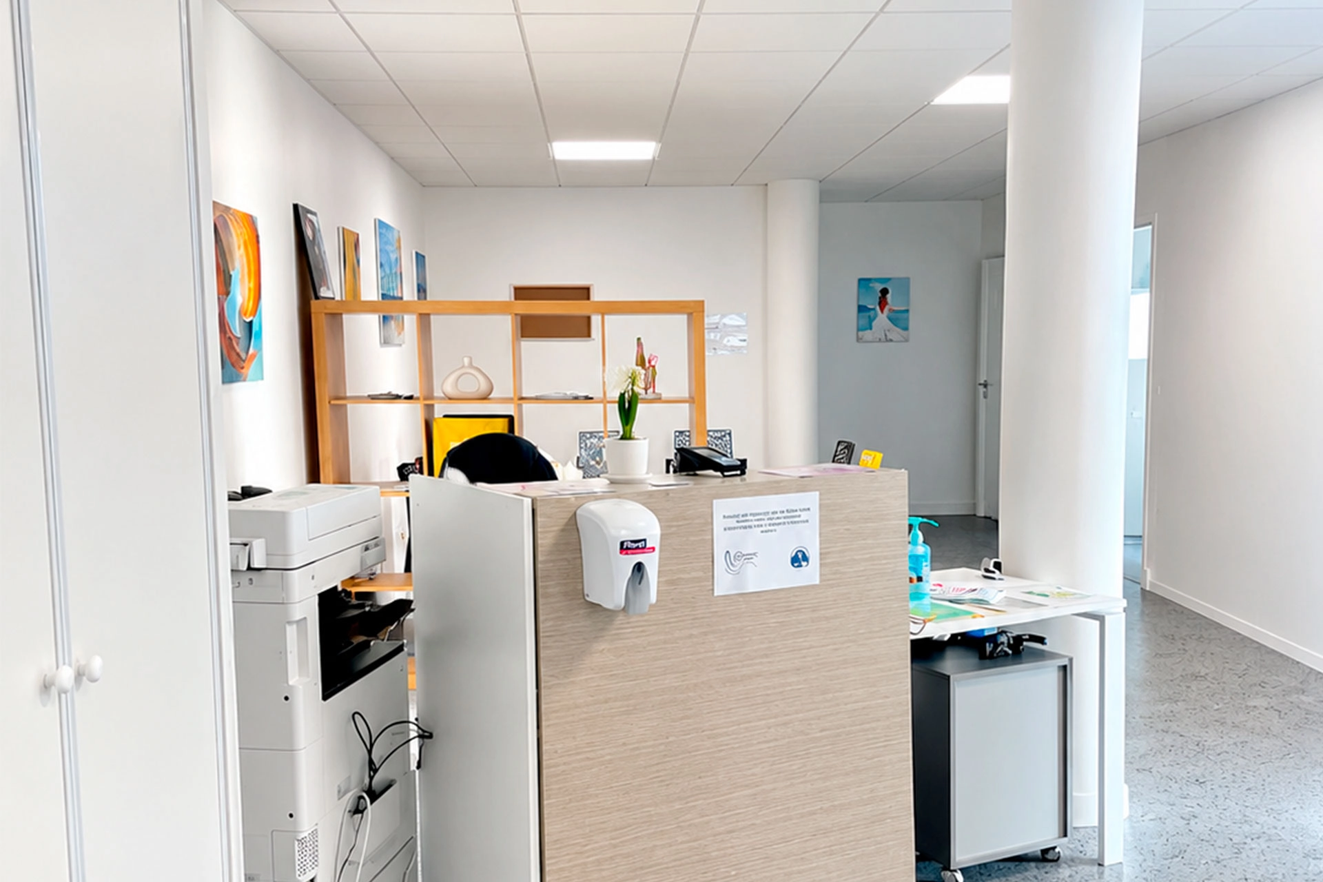Photo de la banque d'accueil du centre de santé Médéor de Bassens