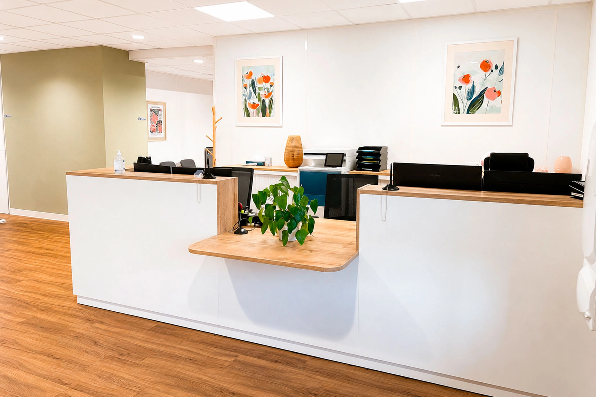 Photo de la banque d'accueil du centre de santé du Marais de Roubaix