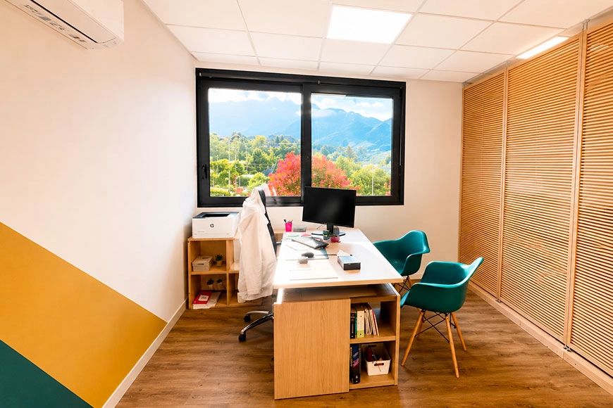 Photo de la salle de consultation de suivi gynécologique au centre de santé du Marais d'Aix-les-Bains