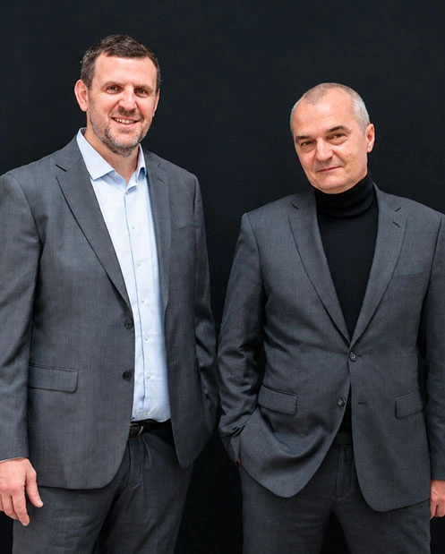 Photo des deux fondateurs des centres de santé du Marais : Rodolphe Calandry à gauche, directeur administratif et Dr Sébastien Cochin gynécologue et directeur médical